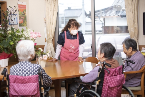 リビングで談笑している様子